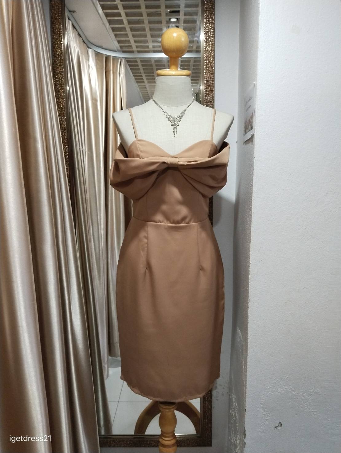 ราตรีสั้นสีน้ำตาลอิฐสายเดี่ยวรวบโบว์2ชั้น อ้อมแขนผ้าบาบี้ M