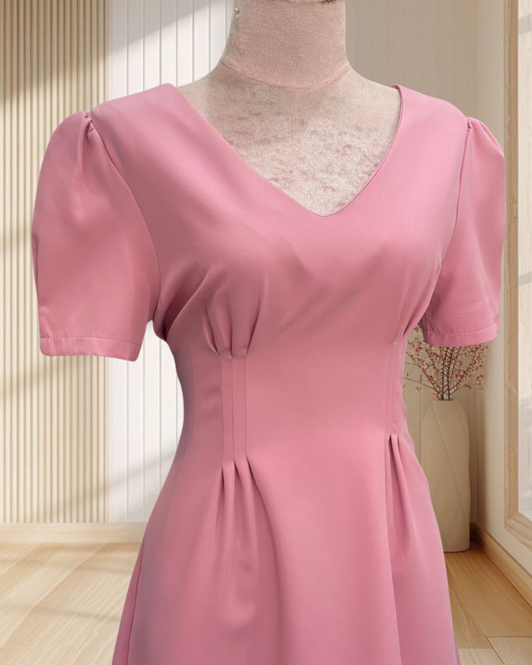 (PRE-LOVED) ราตรีเดรสสั้นสีชมพูบาร์บี้ แต่งจีบเอวสูง ไซส์ L