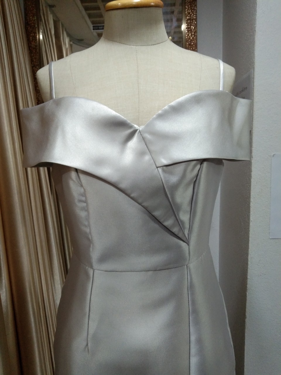 (PRE-LOVED) ราตรียาวสายเดี่ยวปาดไหล่ สีเทา (S) มือ2