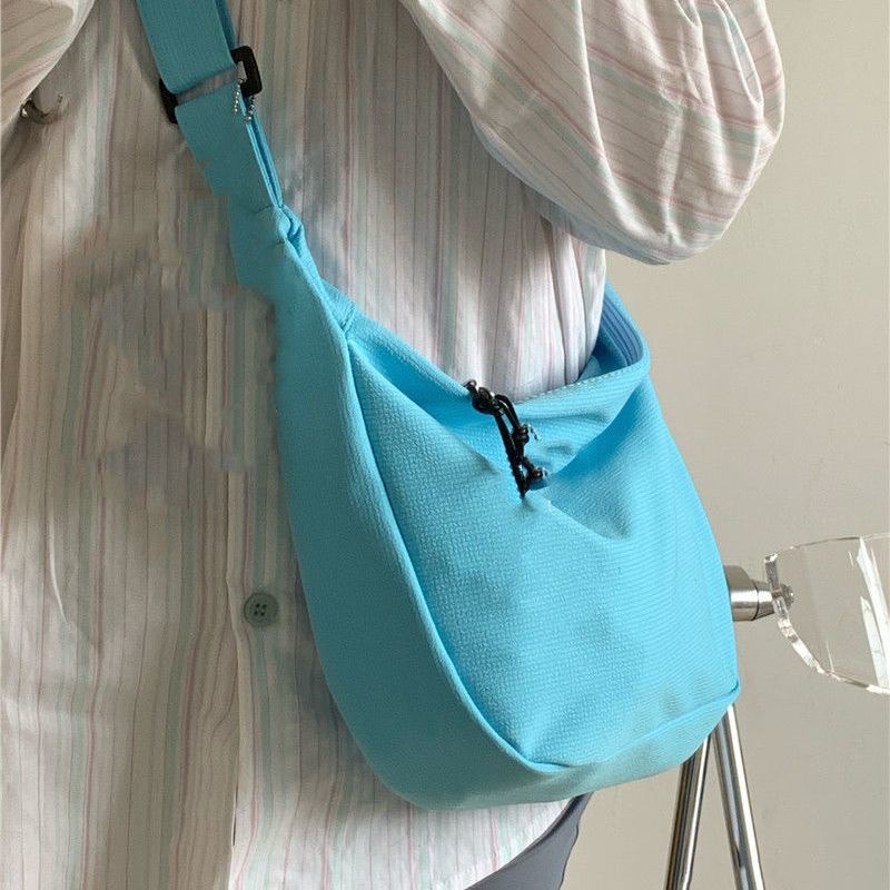 (สินค้าสำหรับเพิ่มยอดให้ถึงขั้นต่ำ) กระเป๋าสะพายข้าง ทรงเกี๊ยว ใส่ไอแพดได้ สีฟ้า ราคา 79