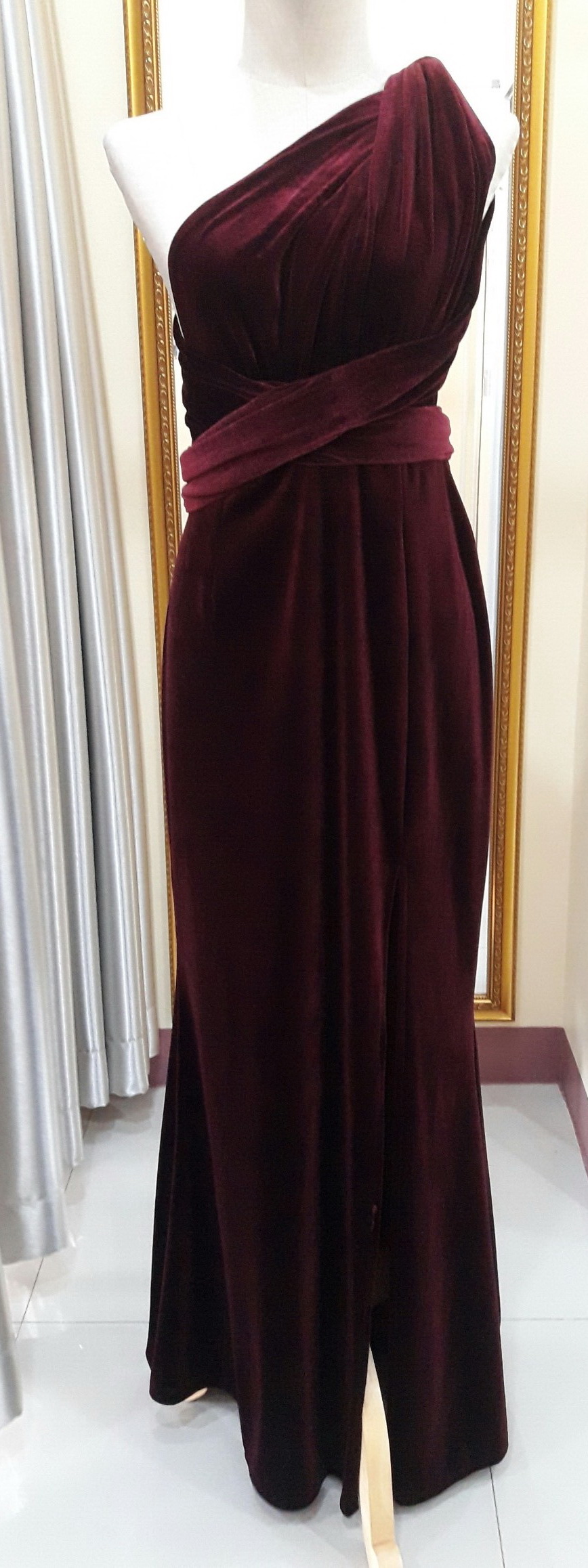 (PRE-LOVED) ชุดราตรียาวสีเเดงผ้ากำมะหยี่ รุ่นinfinity (M)