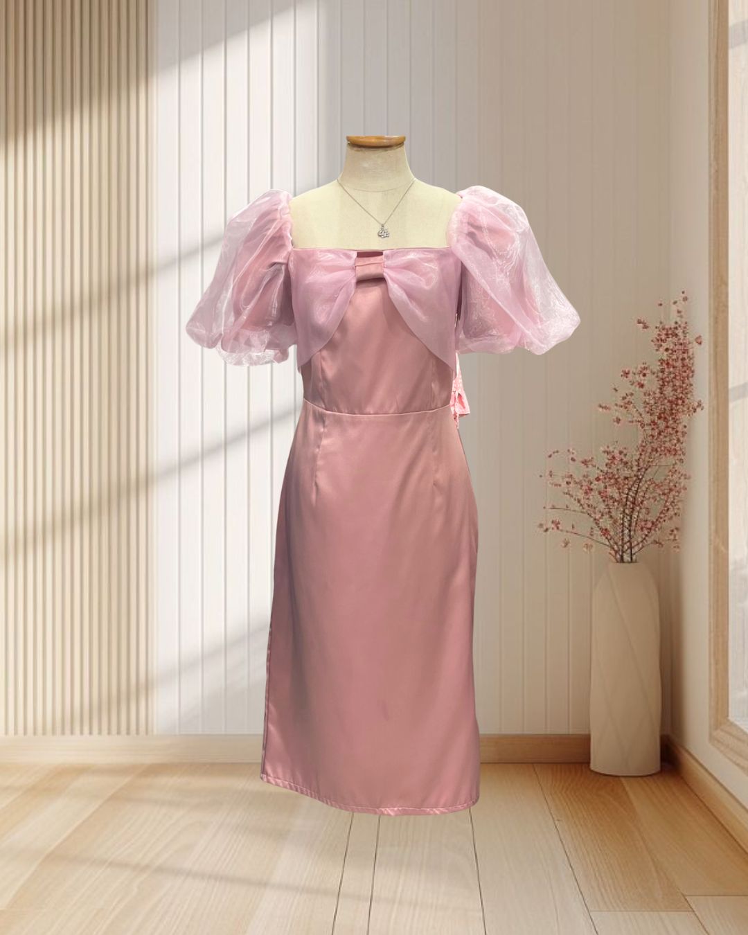 (PRE-LOVED) ราตรีสั้นสีชมพู แต่งผ้าแก้วโบว์อกและแขน ไซส์ L