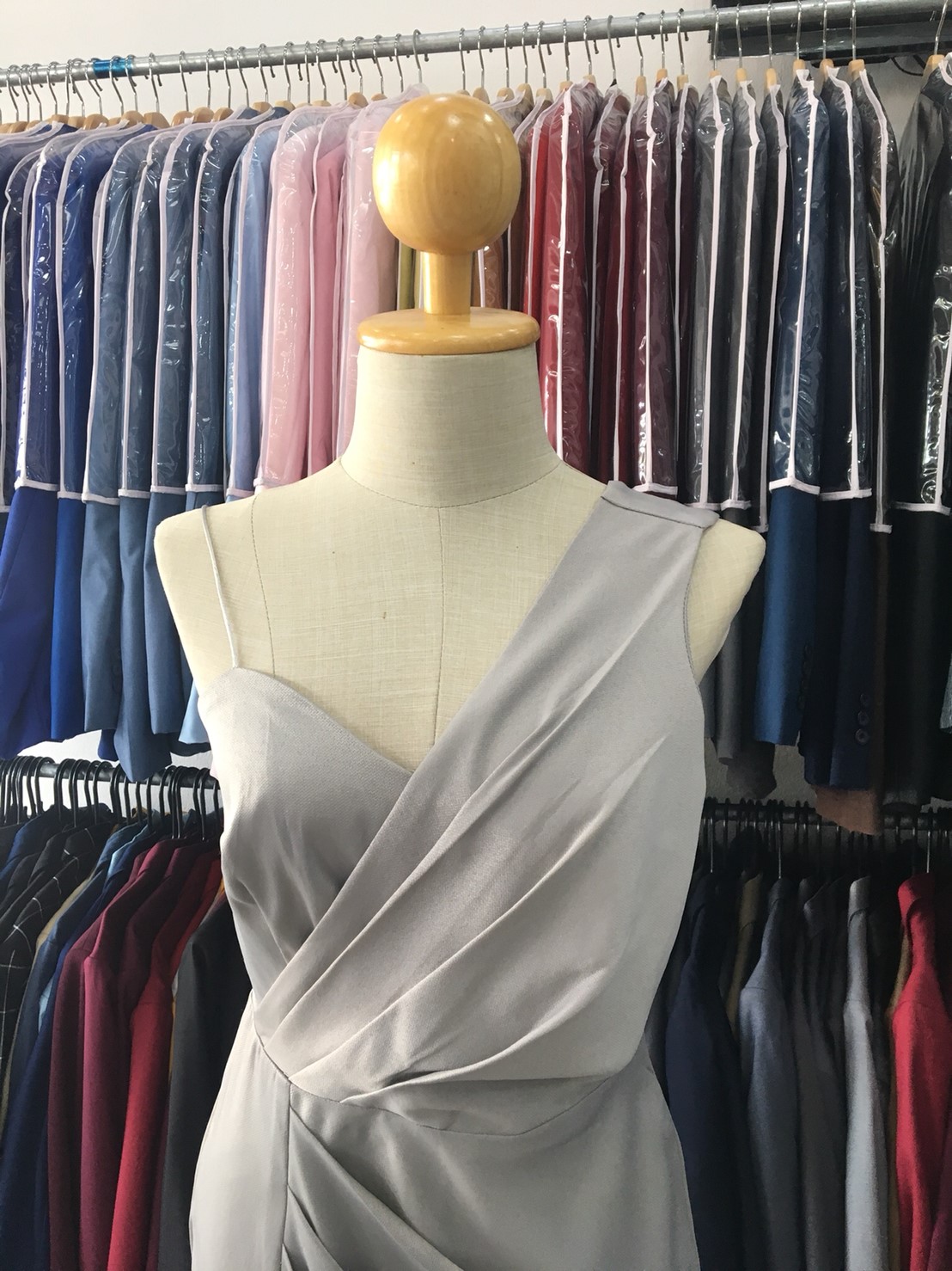 (PRE-LOVED) ราตรียาวสีเทาแขนกุดและสายเดียว(M) มือ2