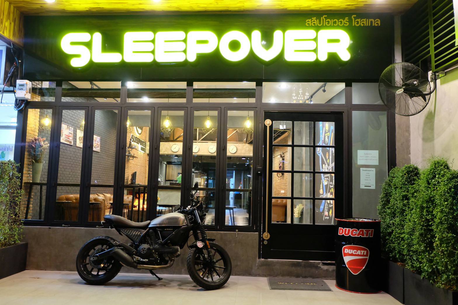 งานป้ายกล่องไฟ SLEEPOUER สลิปโอเวอร์ โฮสเทล ติดตั็งบางซื่อ จตุจักร