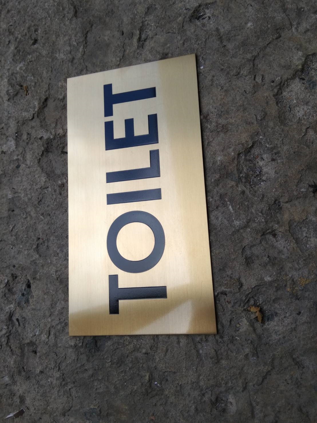 ป้ายกัดกรดทองเหลือง เคลือบด้าน - TOILET