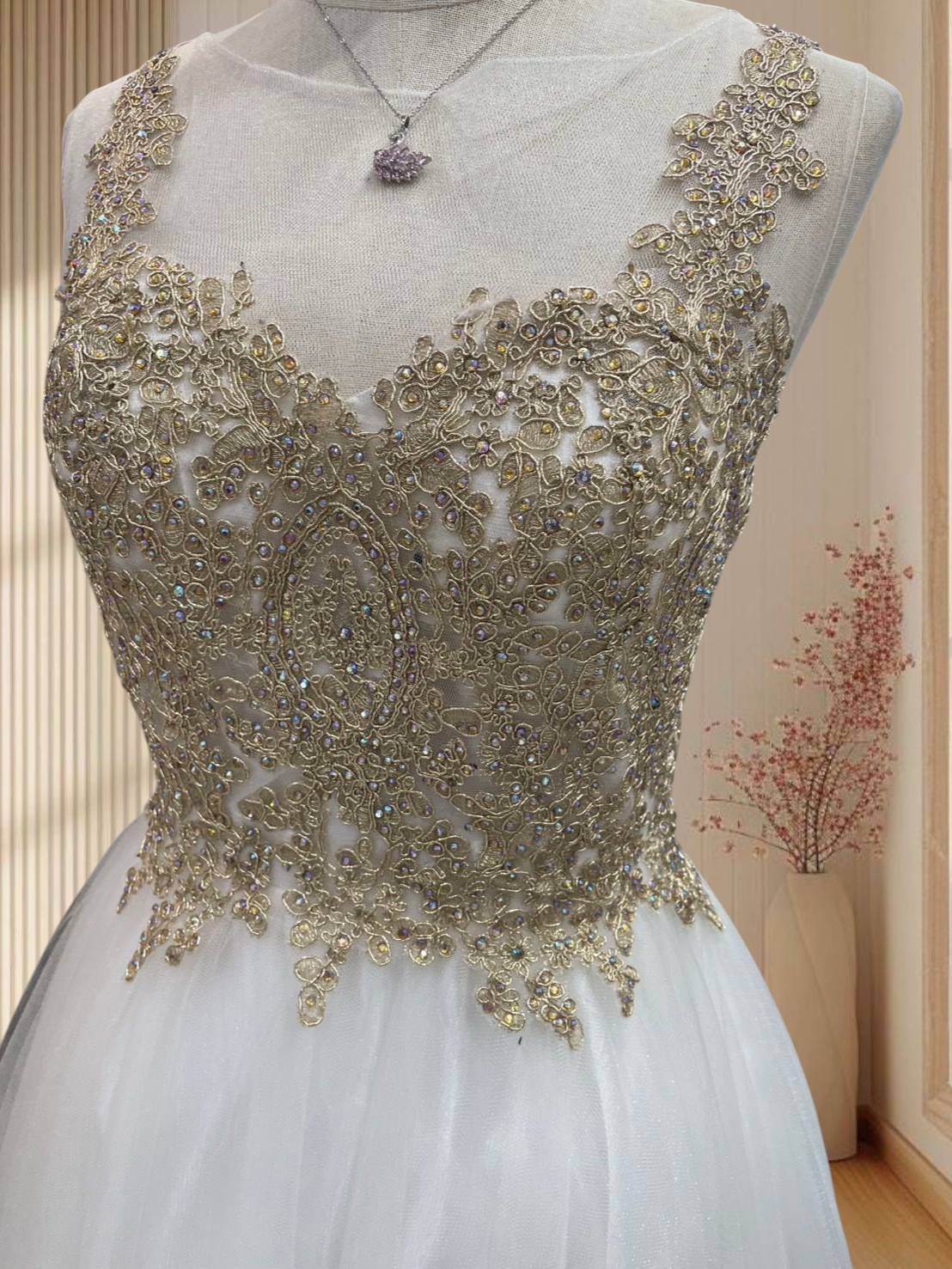 (PRE-LOVED) ราตรีสั้นแขนกุดสีขาว แต่งเพชร กระโปรงผ้ามุ้งฟูๆ ไซส์ M