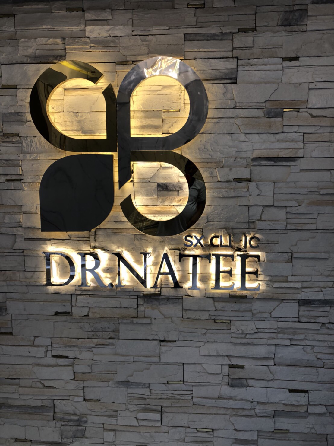 ป้ายอักษรสแตนเลสซิงค์ยกขอบ DR.NATEE - SX CLINIC