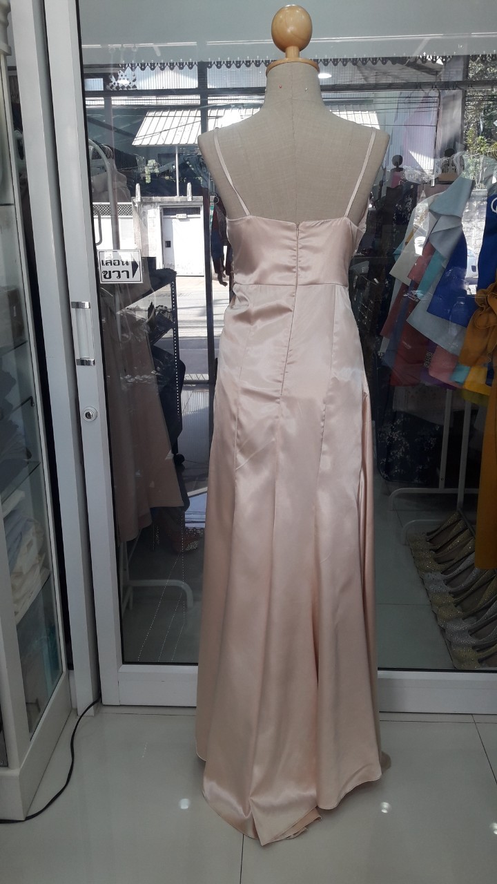 (PRE-LOVED) ยาวครีมสายเดี่ยวไขว้เอว(M) มือ2