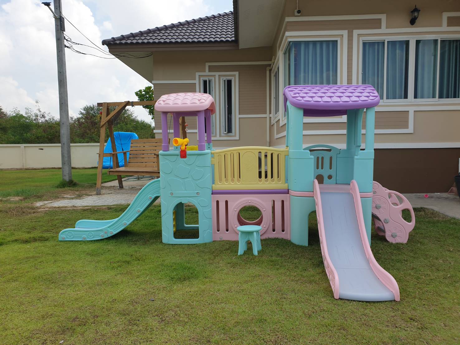 บ้านน้อยสีหวานบันไดรถ บ้านน้อยสองสีพาสเทล