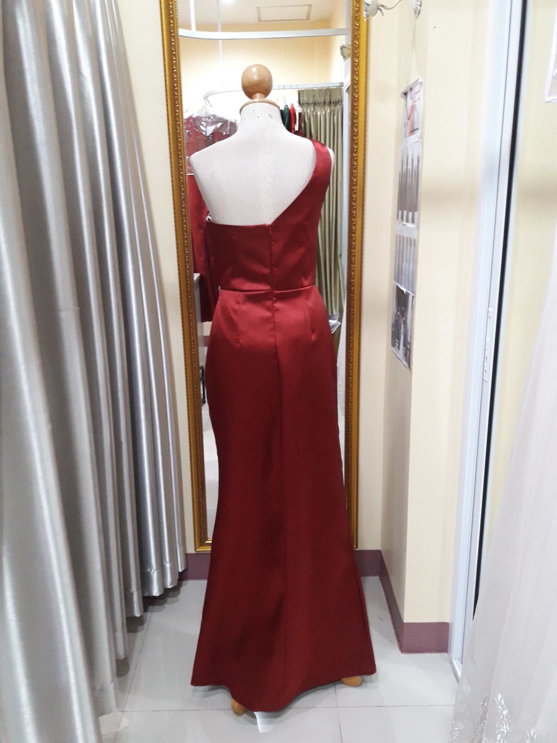 (PRE-LOVED) ราตรีสีแดงยาวบ่าเบี่ยงเดี่ยวเอวแต่งเพชร(S)