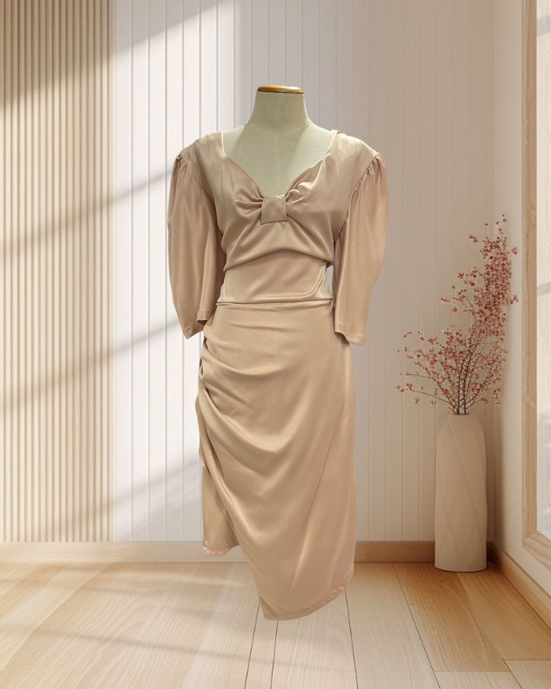 (PRE-LOVED) ราตรีสั้นสีเบจ มีแขน แต่งอกโบว์ ไซส์ XL