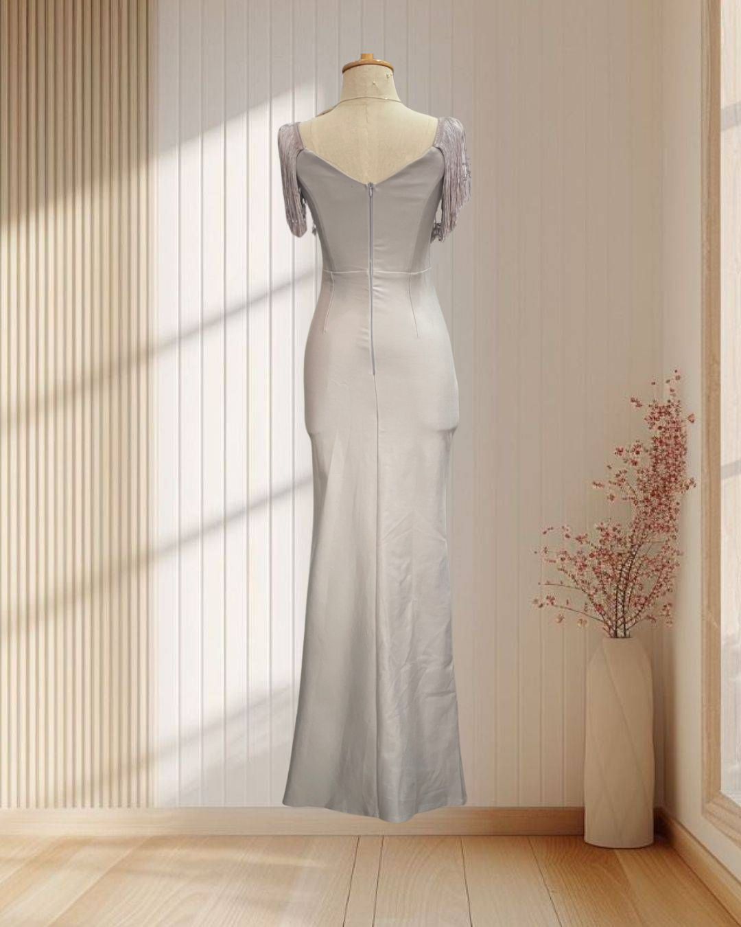 (PRE-LOVED) ราตรียาวสีเทา ผ้ารัดรูป แต่งเชือกพู่รอบอก สไตล์ตะวันตก ไซส์ S