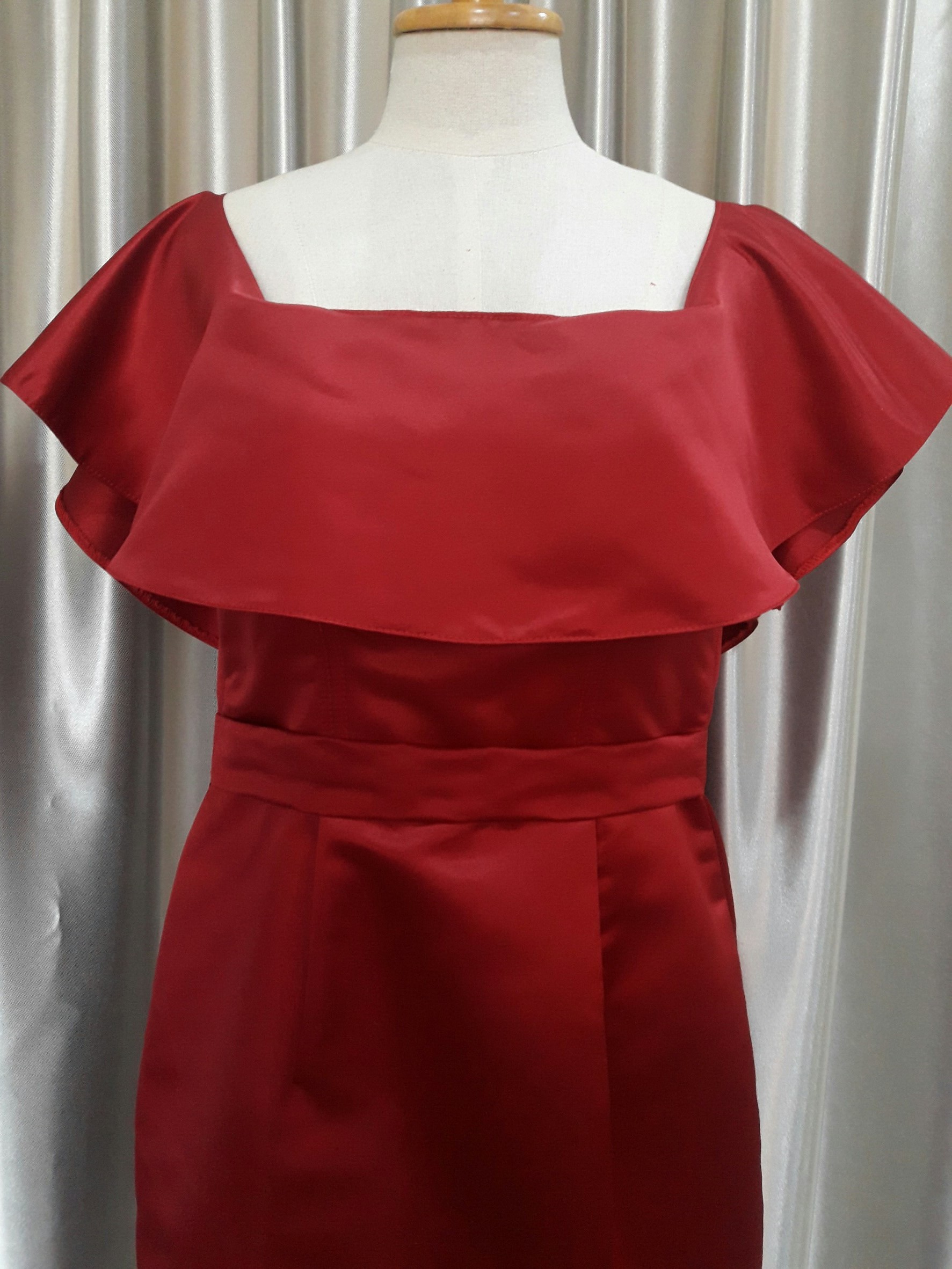 (PRE-LOVED) ชุดราตรีสั้นสีเเดงปาดไหล่อกระบาย(M)