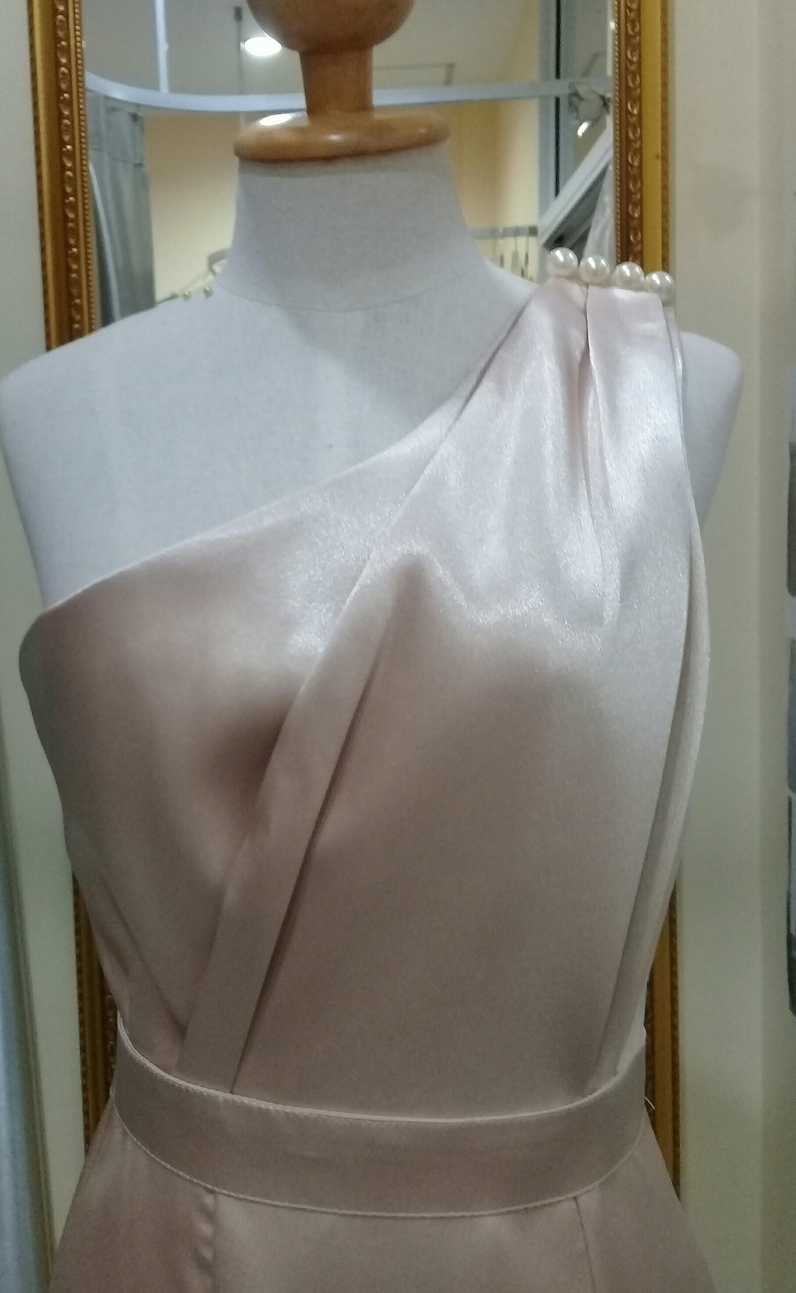 (PRE-LOVED) ชุดราตรีสั้นไหล่เบี่ยงข้างประดับมุกสีโอรส(S)