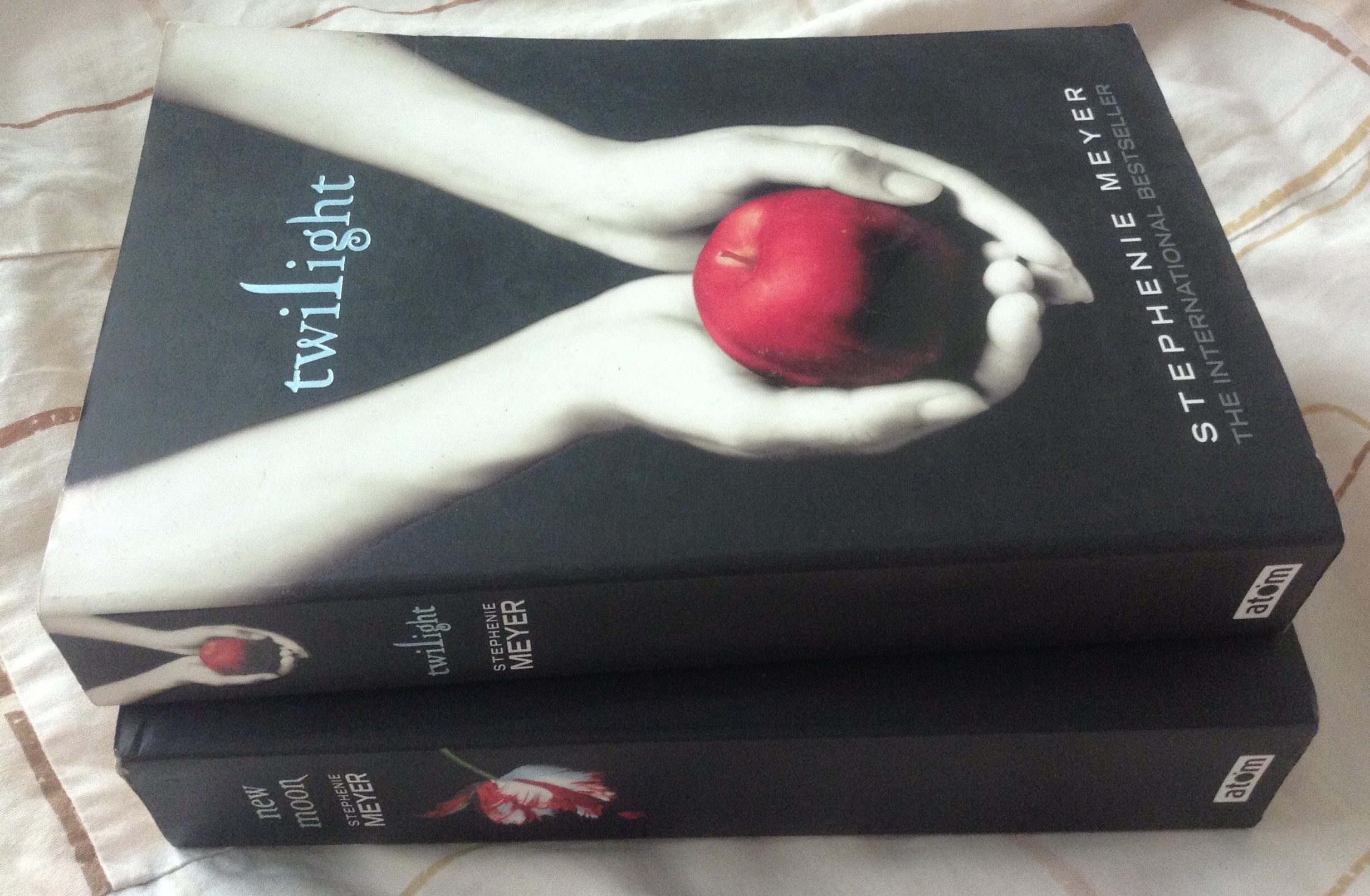 twilight + new moon by Stephenie Meyer ราคา 260