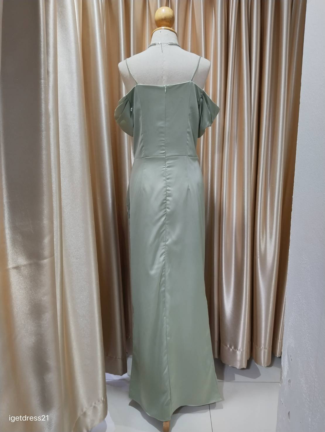 (PRE-LOVED) ชุดราตรียาวสายเดี่ยวโอบแขนสีเขียว XL