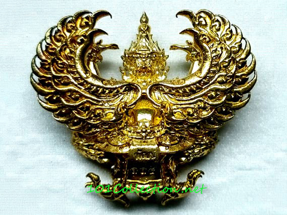 พญาครุฑ รุ่นรวยหมื่นล้าน หลวงพ่อพัฒน์ วัดห้วยด้วน นครสวรรค์ พิมพ์ใหญ่ (ขนาด 4x3.5 ซม.) เนื้อทองทิพย์ ปี ๒๕๖๓ โค๊ดเลข ๓๓๔ กล่องเดิม