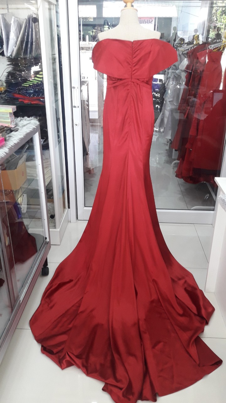 (PRE-LOVED) ยาวแดงปาดไหล่จีบเอวทรงหางปลายาว (L)