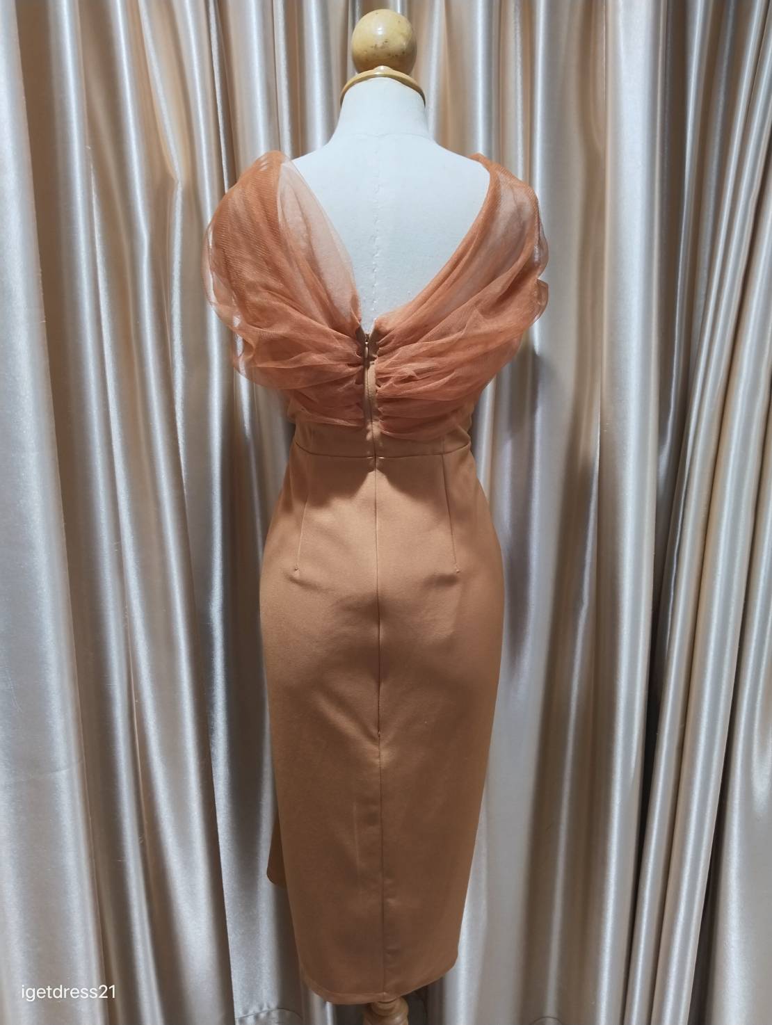 (PRE-LOVED) ราตรีสั้นสีน้ำตาล ไหล่เบี่ยงระบายคลุมไหล่ ผ้าฮานาโกะ ไซส์ XL