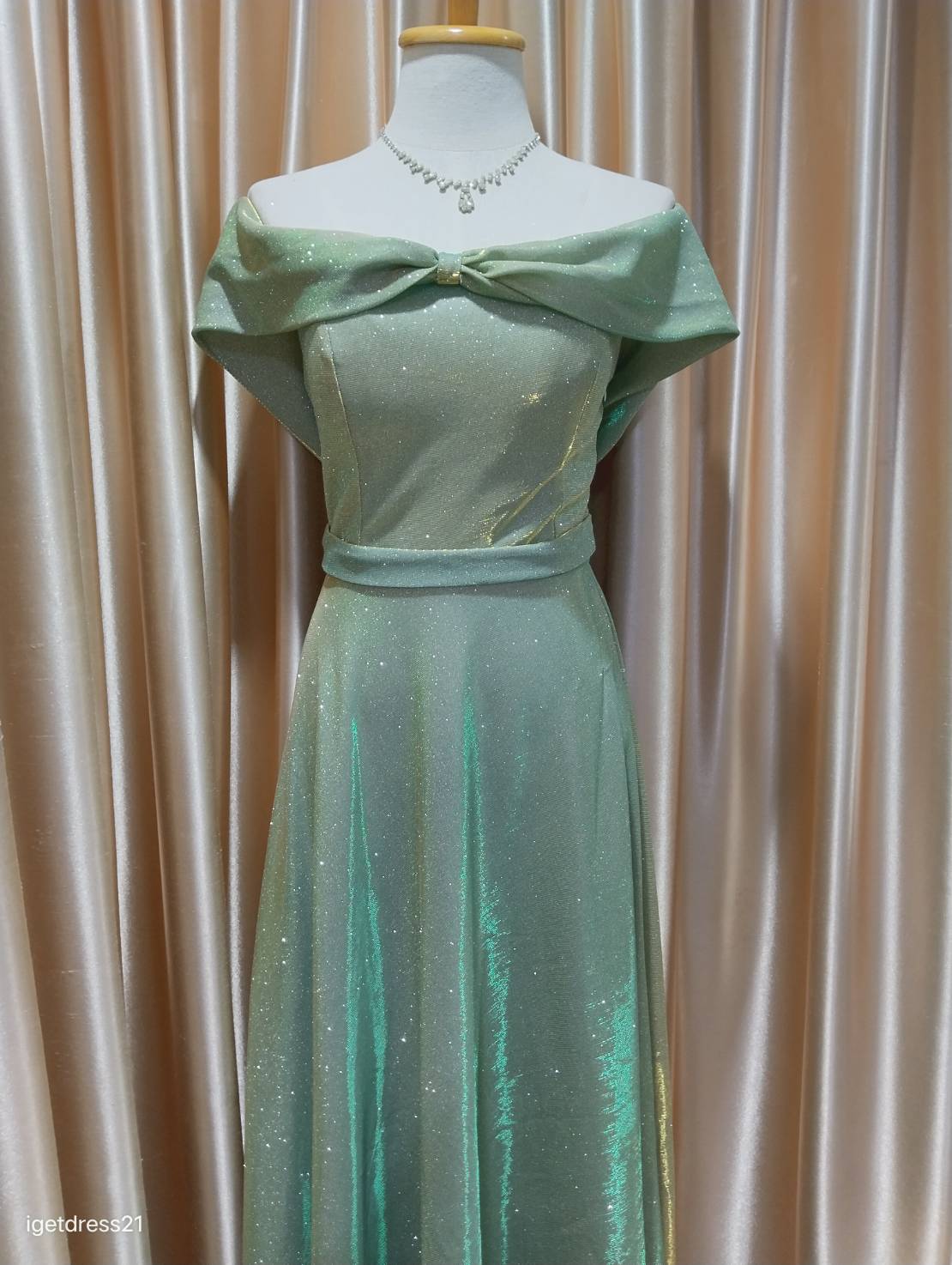 (PRE-LOVED) ราตรียาวกลิตเตอร์ปาดไหล่สม็อคหลัง F