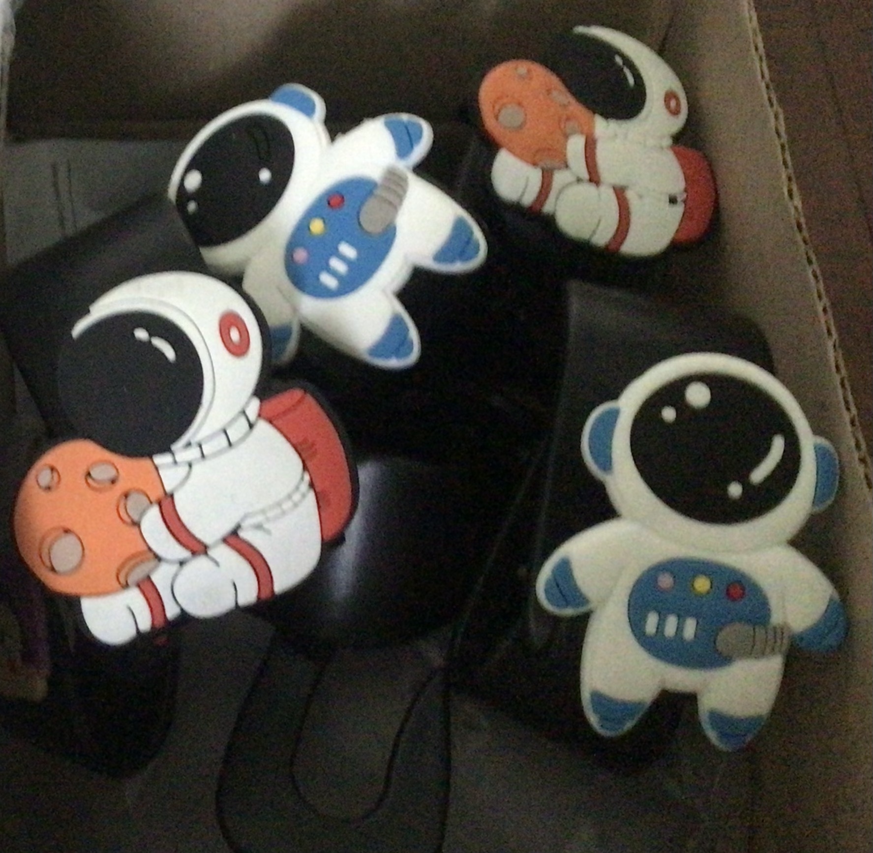 ตะขอแขวนของในรถยนต์ ลายนักบินอวกาศ สี่ชิ้น ราคา 35