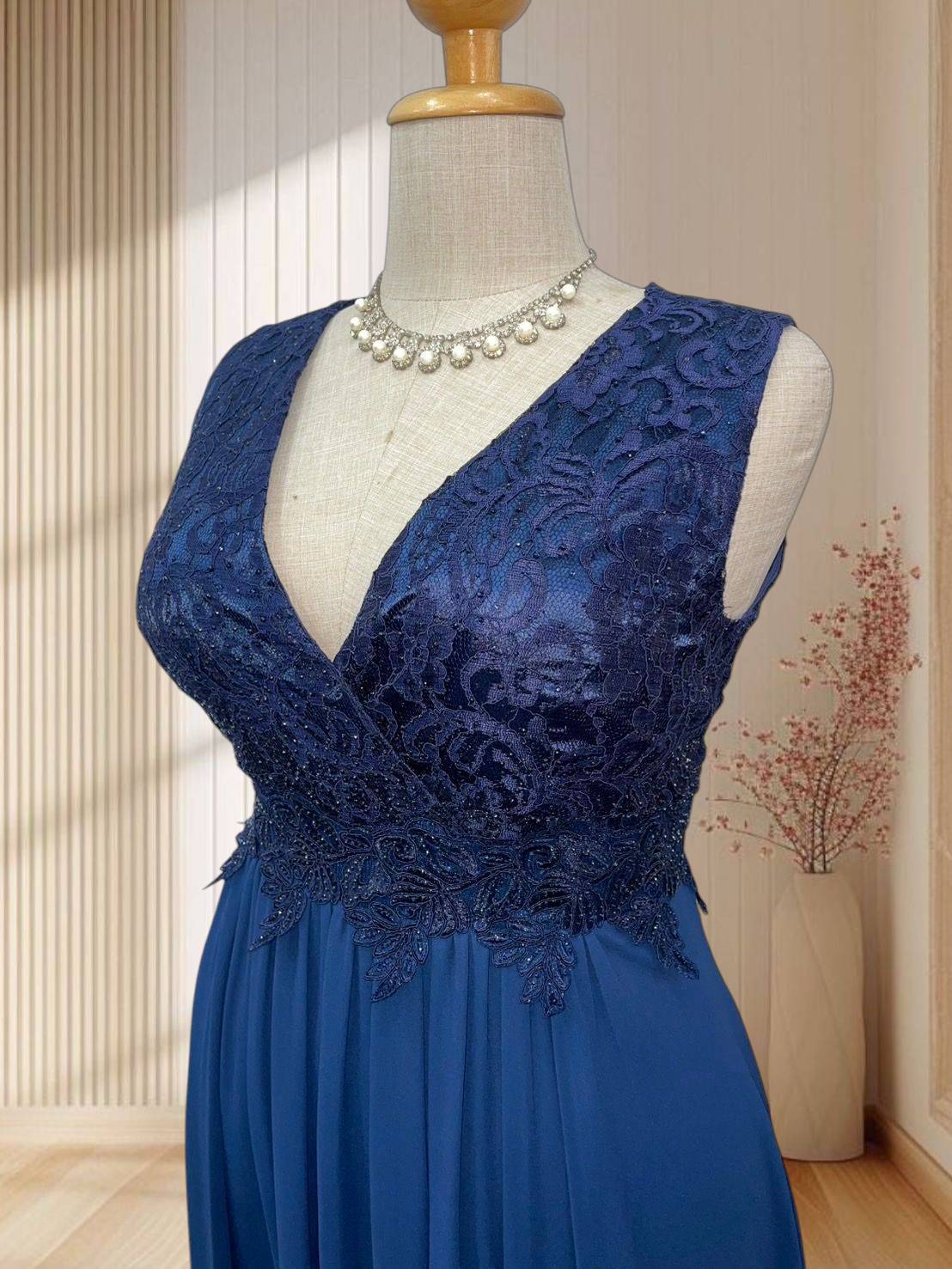 (PRE-LOVED) ราตรียาวแขนกุด สีกรม ผ้าลูกไม้ ปักเพชร หรูหรา กระโปรงอัดพลีท ไซส์ 4XL