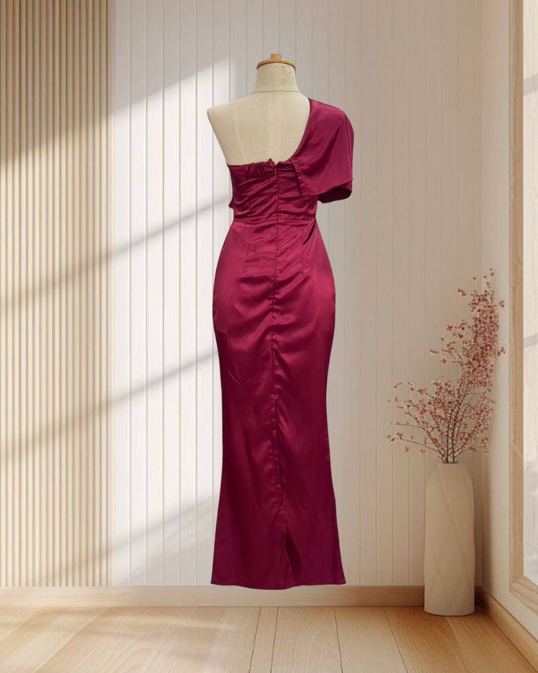 (PRE-LOVED) ราตรียาวสีแดง บ่าเฉียง ผ้าซาตินแบบเงา ไซส์ S