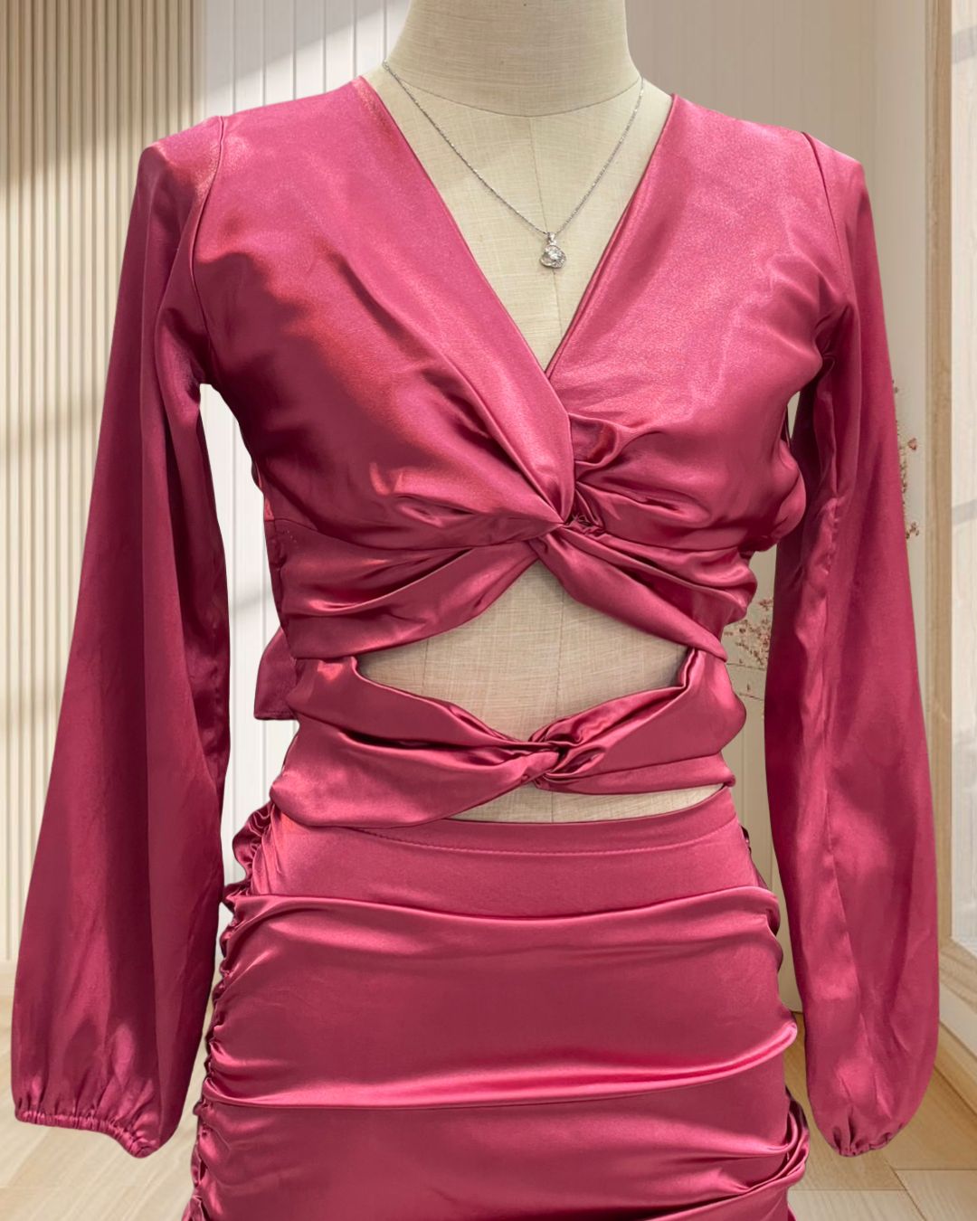 ราตรีสั้น สีชมพูอมม่วง ผ้าซาติน แขนยาว เว้าหลัง ยุ้มด้านข้าง ไซส์ S