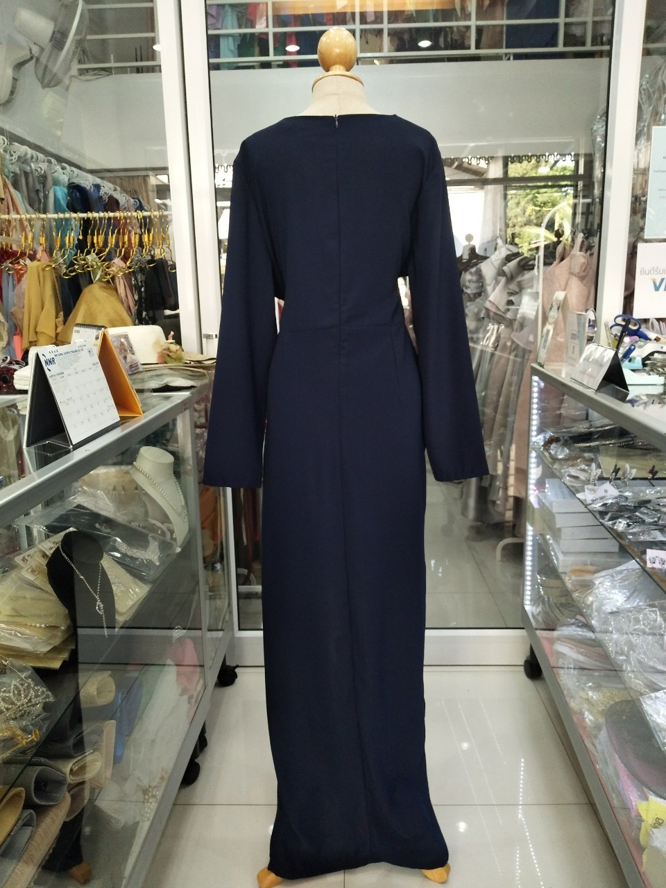 (PRE-LOVED) ราตรียาวสีกรมแขนยาวระบายกระโปรงตรงแหวกหน้า (3XL)