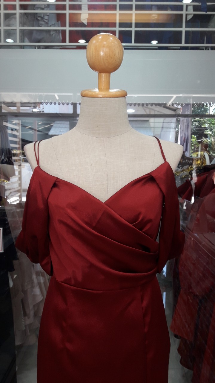 (PRE-LOVED) ยาวแดงสายเดี่ยวคู่ปิดแขน (M)