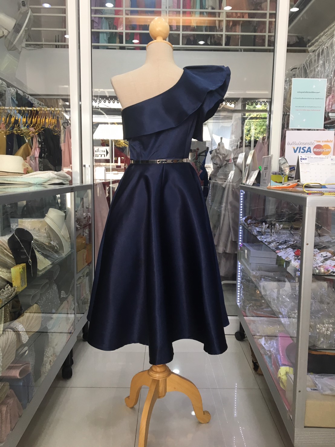 (PRE-LOVED) ราตรีสั้นสีกรมบ่าเฉียงระบายกระโปรงบาน (M)