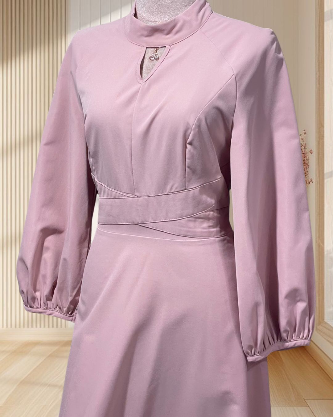 (PRE-LOVED) เดรสยาวสีชมพู แขนยาว คอเว้ากระโปรงบาน ผ้าหนา ไซส์ M