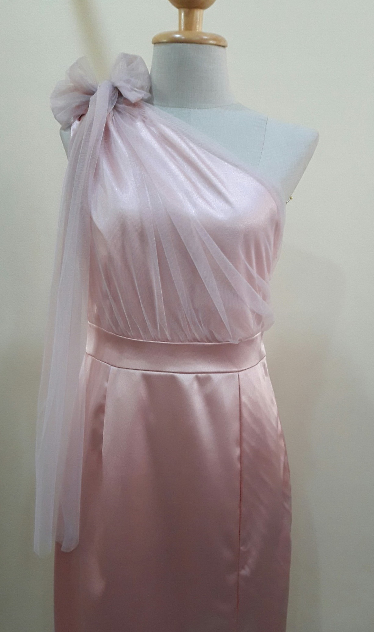 (PRE-LOVED) ชุดราตรียาวสีโอรสMaxiบ่าเฉียงอกแต่งมุ้ง (Size:M)