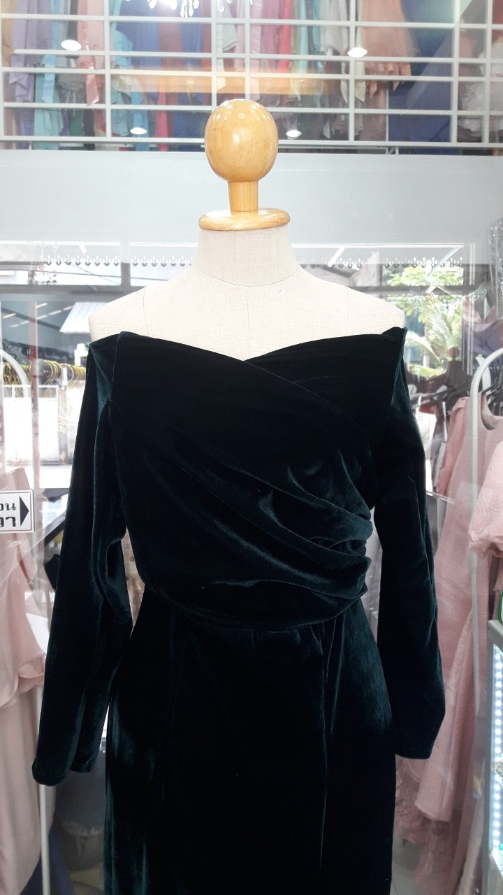 (PRE-LOVED) ราตรียาวสีเขียวกำมะหยี่ปาดไหล (M)