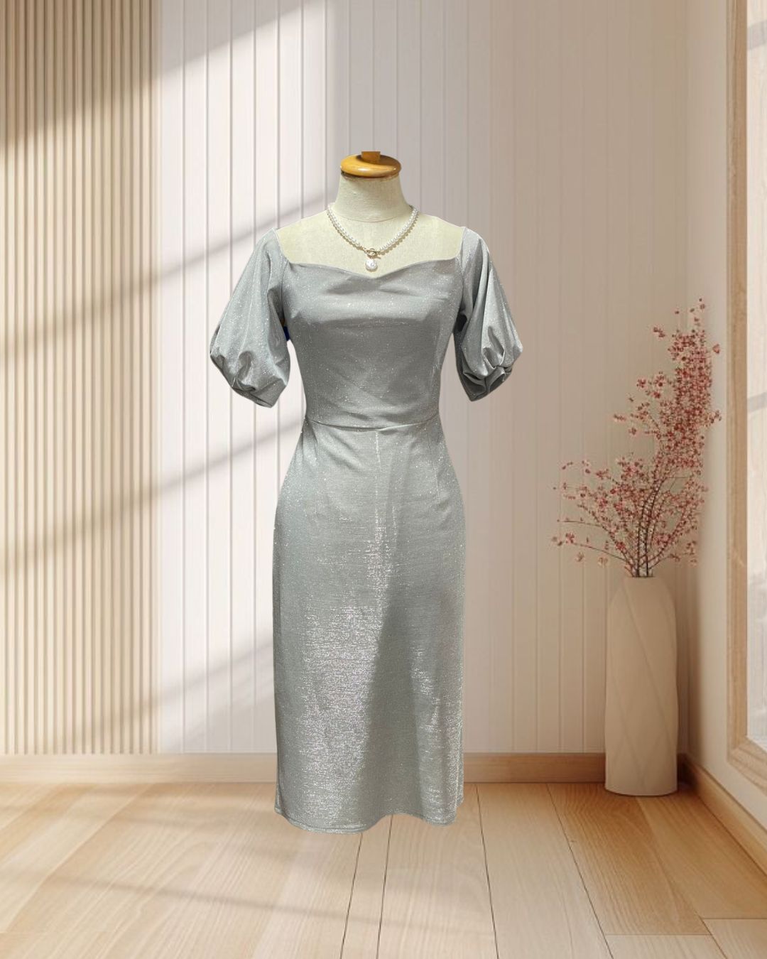 (PRE-LOVED) ชุดสั้นสีเงินกลิตเตอร์ แขนพอง +โบว์ (M) มือ2