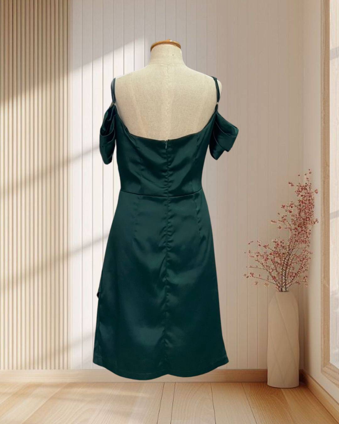 (PRE-LOVED) ราตรีสั้นสีเขียว สายเดี่ยว ปาดไหล ไซส์ M