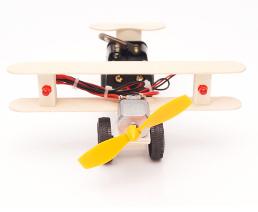 เครื่องบินใบพัดไม้ปีกสองชั้นพร้อมไฟส่องทาง