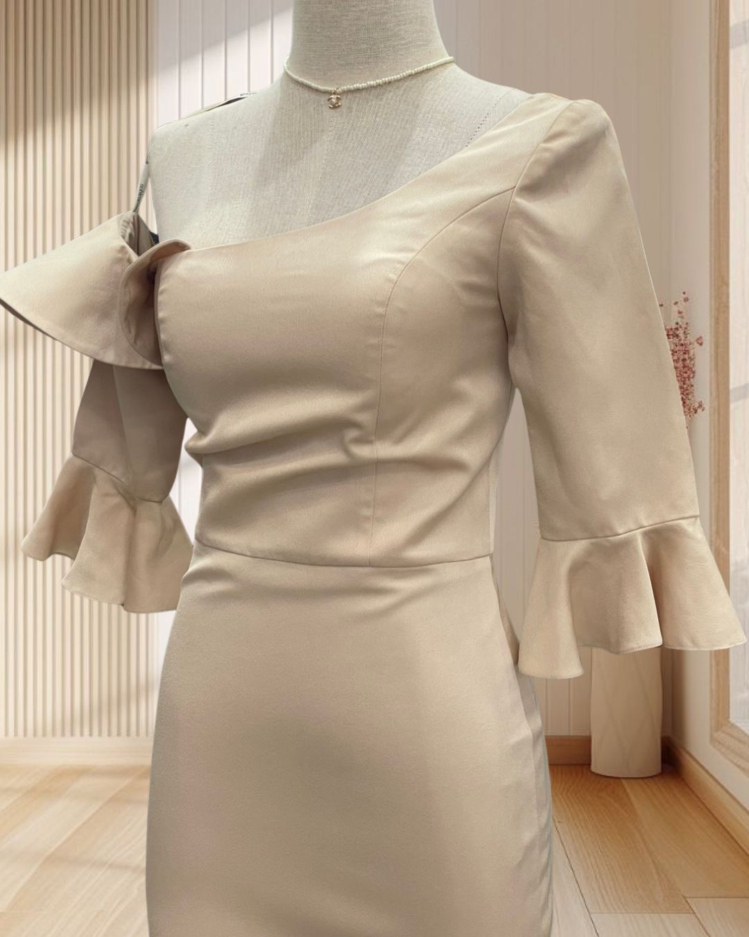 ( PRE-LOVED ) ราตรีสั้นสีครีม บ่าเฉียงแขน 3 ส่วน ไซส์ S