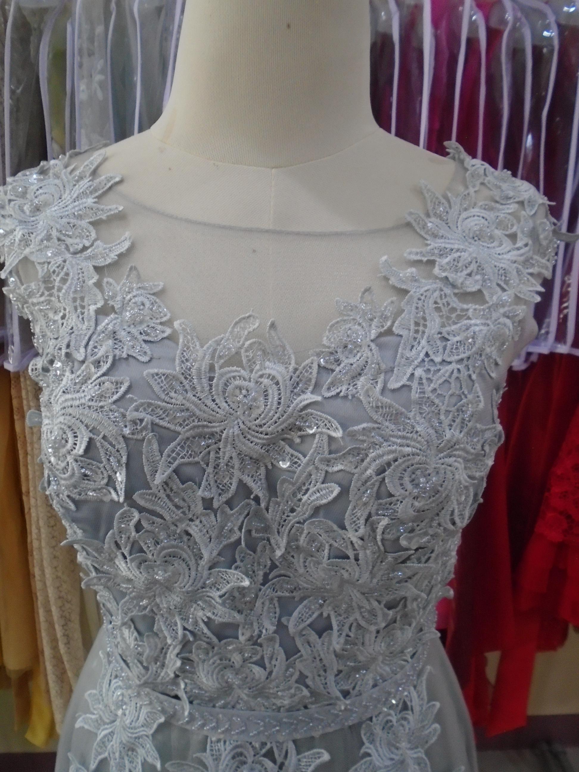 (PRE-LOVED) ราตรียาวเอวลูกปัดผ้ามุ้งอกลูกไม้สีเทา(ฟรีไซส์)