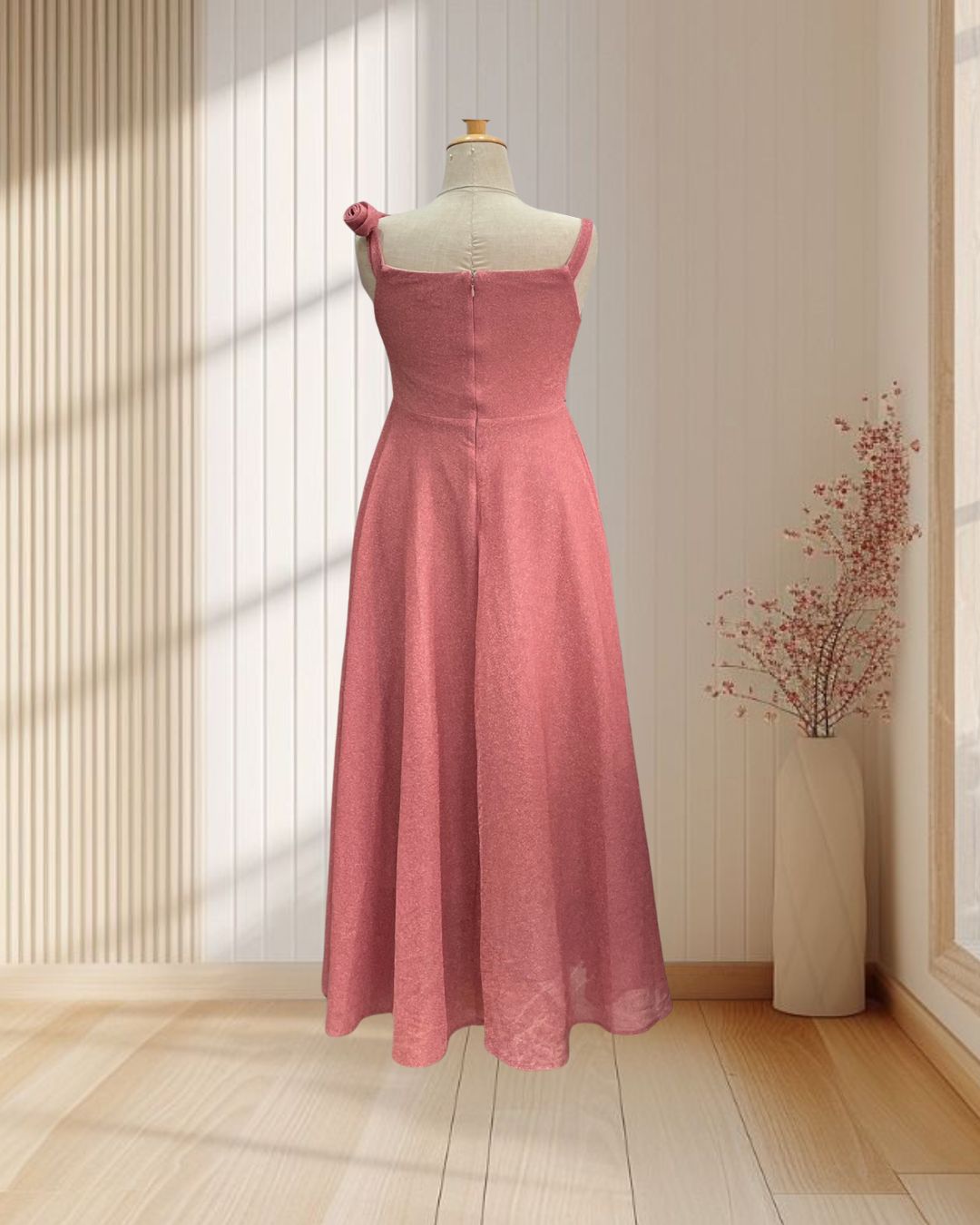 ราตรียาวสีชมพู ผ้าสกลิตเตอร์ สายเดี่ยวแต้งดอกไม้ ไซส์ L