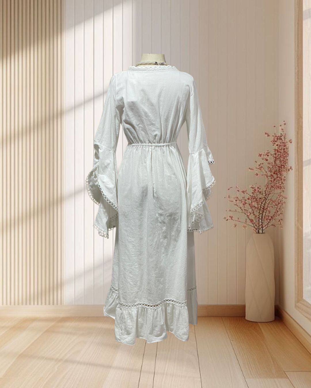 (PRE-LOVED) เดรสยาวสีขาว แขนยาว ปลายแขนกรุยกราย คอวีแต่งลูกไม้ จั๊มพ์เอว ไซส์ S