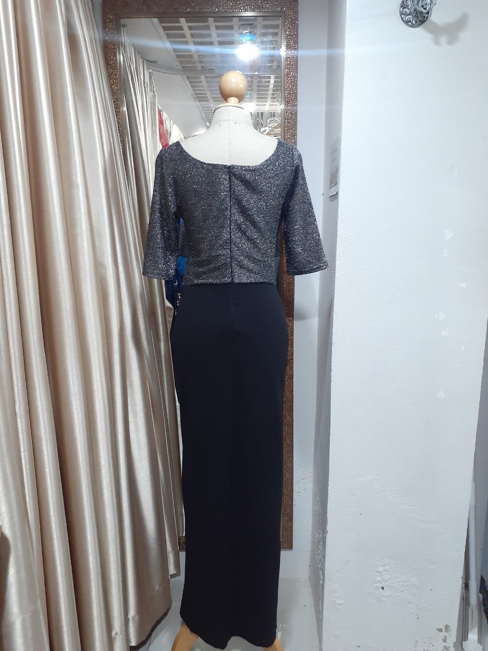 (PRE-LOVED) ชุดราตรียาวสีดำมีแขนเว้าเอวผ้าวิ้ง (S) มือ2