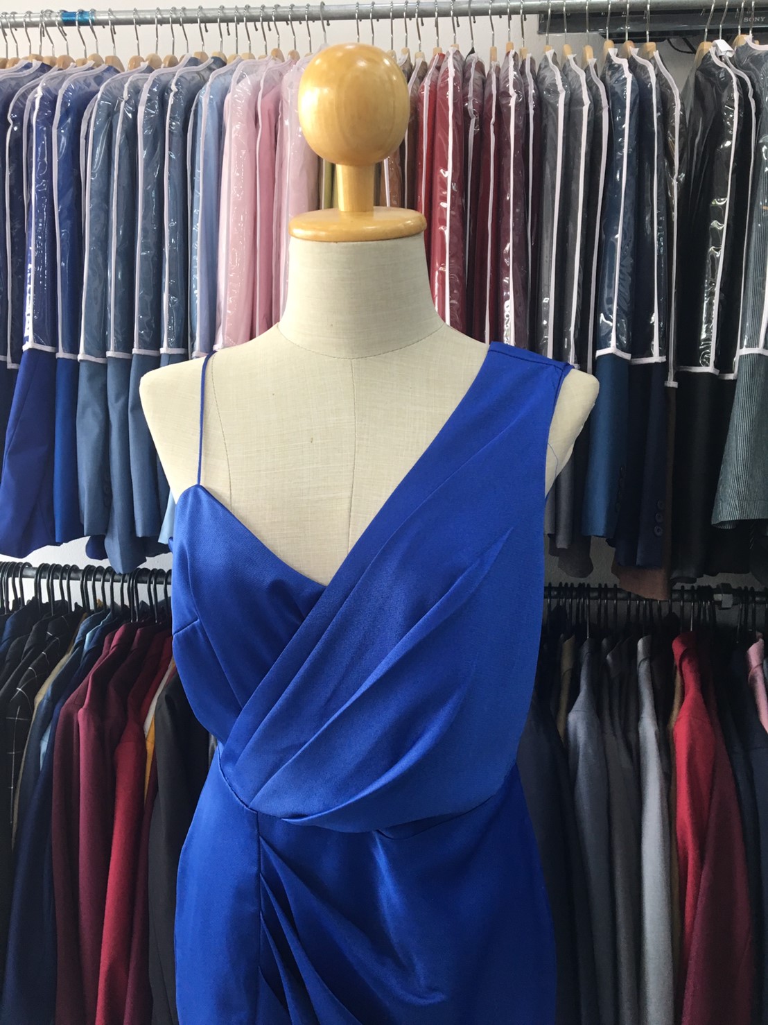 (PRE-LOVED) ราตรียาวสีน้ำเงินสดแขนกุดและสายเดียว(M)