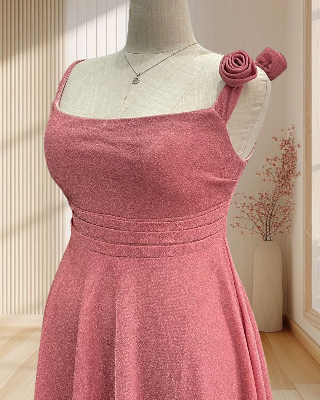 ราตรียาวสีชมพู ผ้าสกลิตเตอร์ สายเดี่ยวแต้งดอกไม้ ไซส์ L