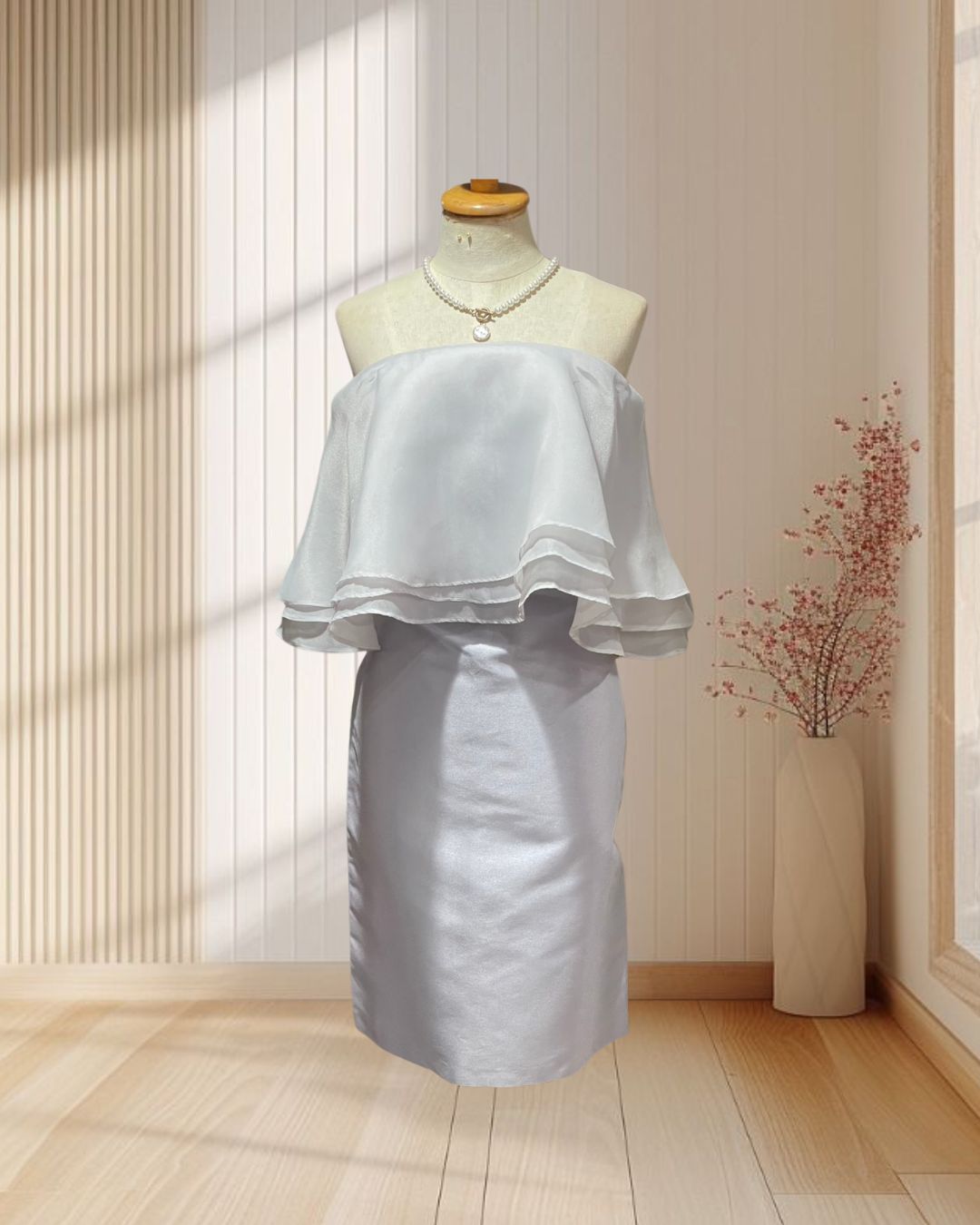 (PRE-LOVED) ชุดราตรีสั้นเกาะอกแต่งผ้าแก้ว 3 ชั้นสีเทา S
