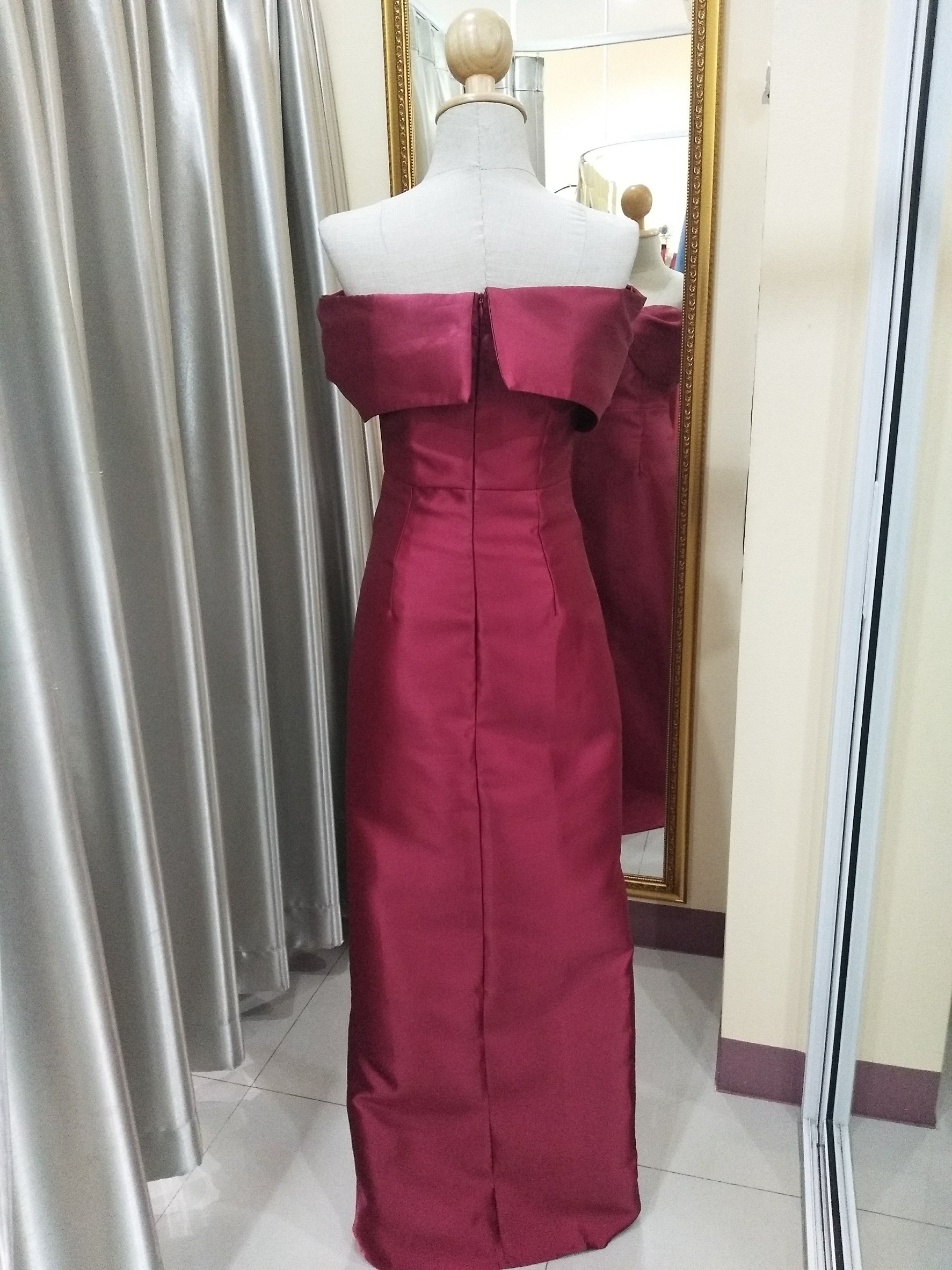 (PRE-LOVED) ราตรียาวสีแดงปาดไหล่อกโบว์ (S)