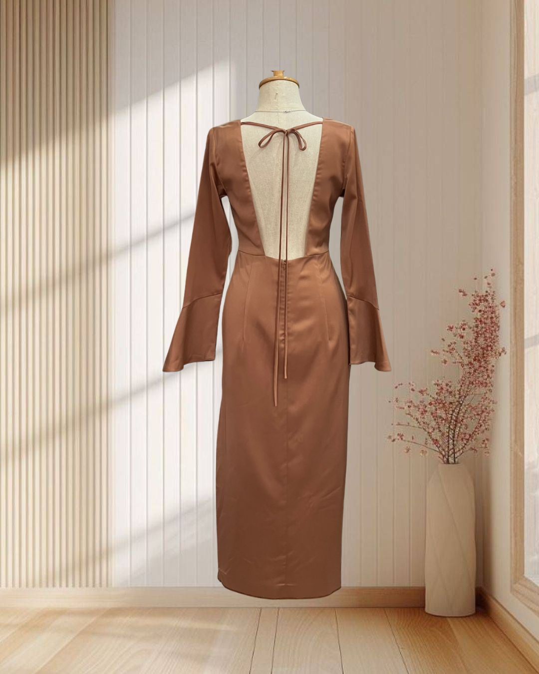 (PRE-LOVED) ราตรีสั้นสีน้ำตาล แขนยาว โชว์หลัง พร้อมสายผูกโบว์ ไซส์ L