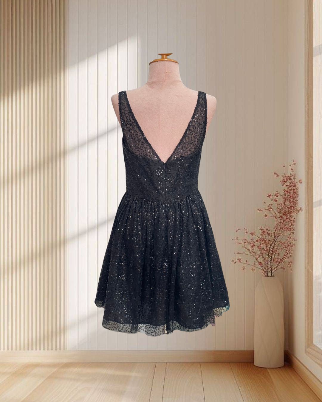 (PRE-LOVED) ราตรีสั้นสีดำ ปักเลื่อม แขนกุดผ้าซีทรู กระโปรงบาน ไซส์ M