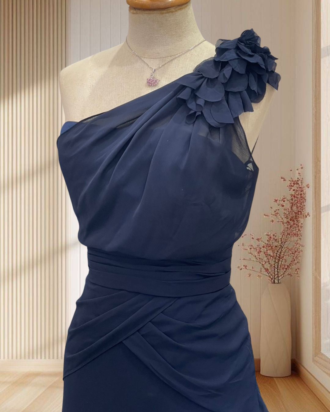 (PRE-LOVED) ราตรีสั้น สีกรม บ่าเฉียง ปักดอกไม้ 3D ผ้าชีฟองซีทรู ไซส์ M