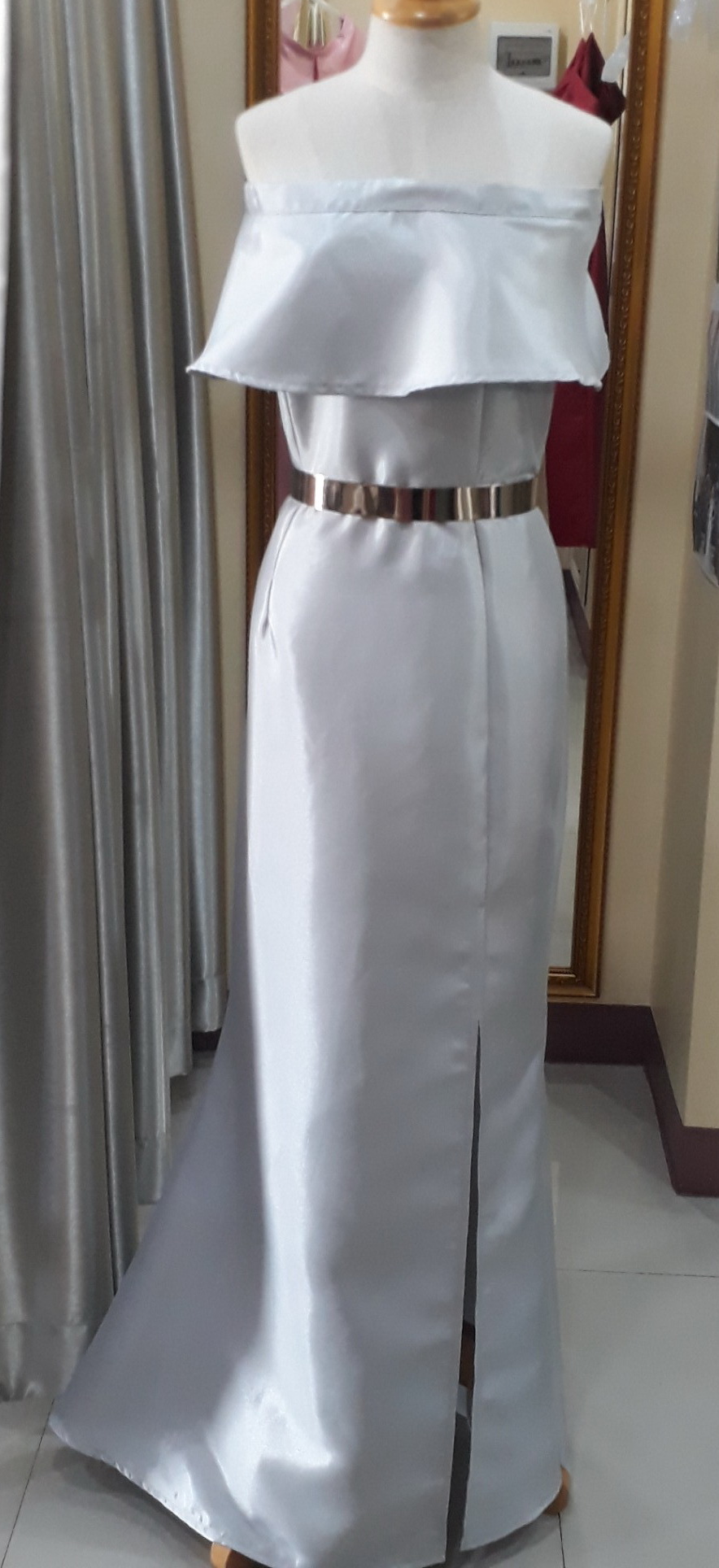 ชุดราตรียาวสีเทาเปิดไหล่อกระบาย (XL) มือ2